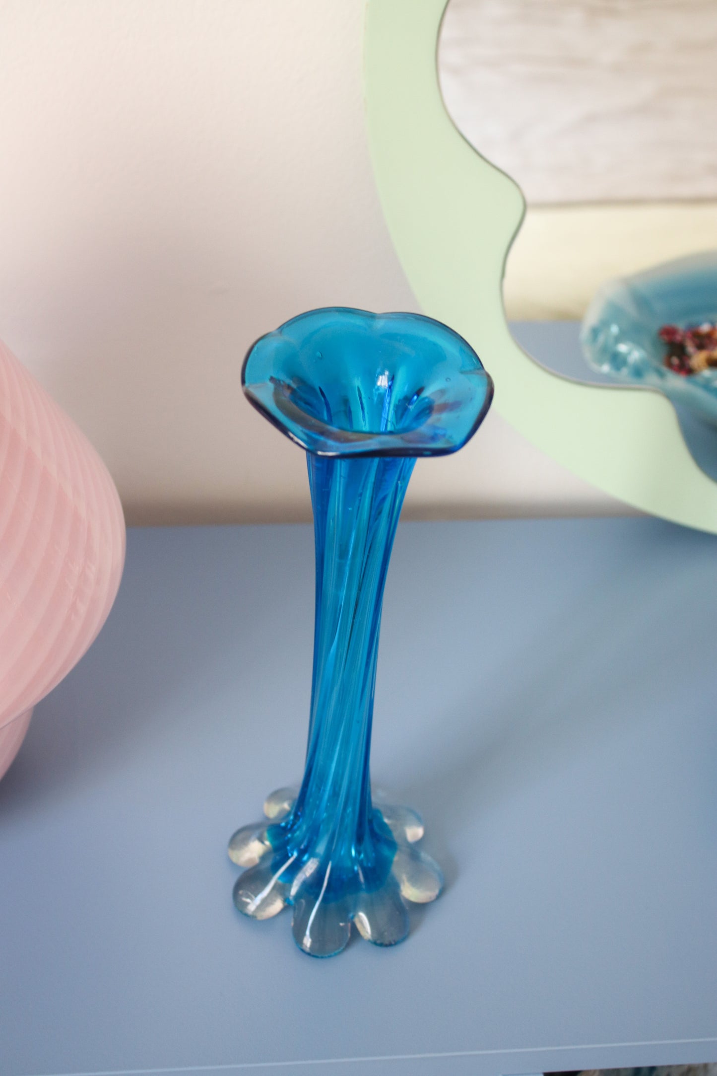 Vase bleu pied fleur