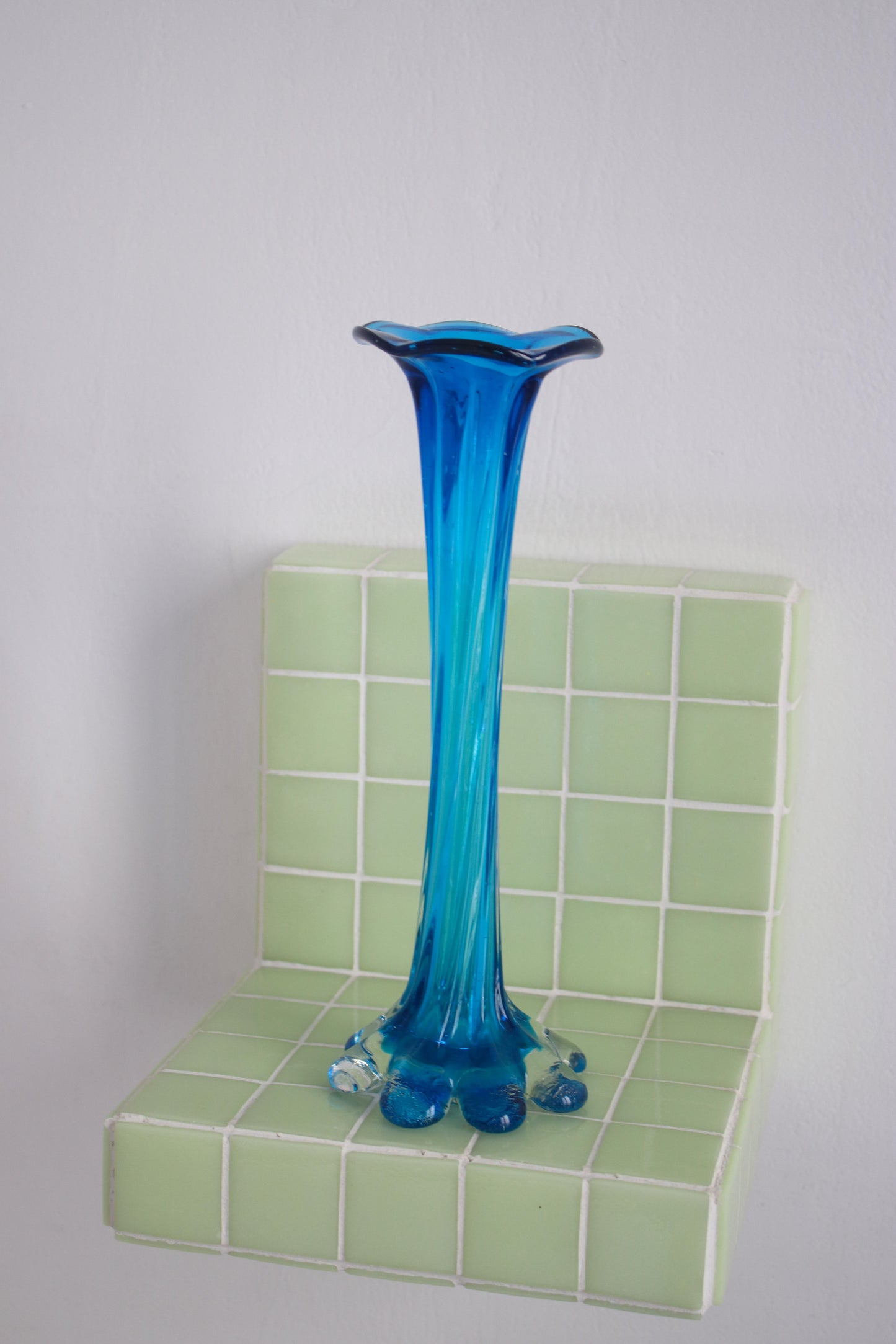 Vase bleu pied fleur