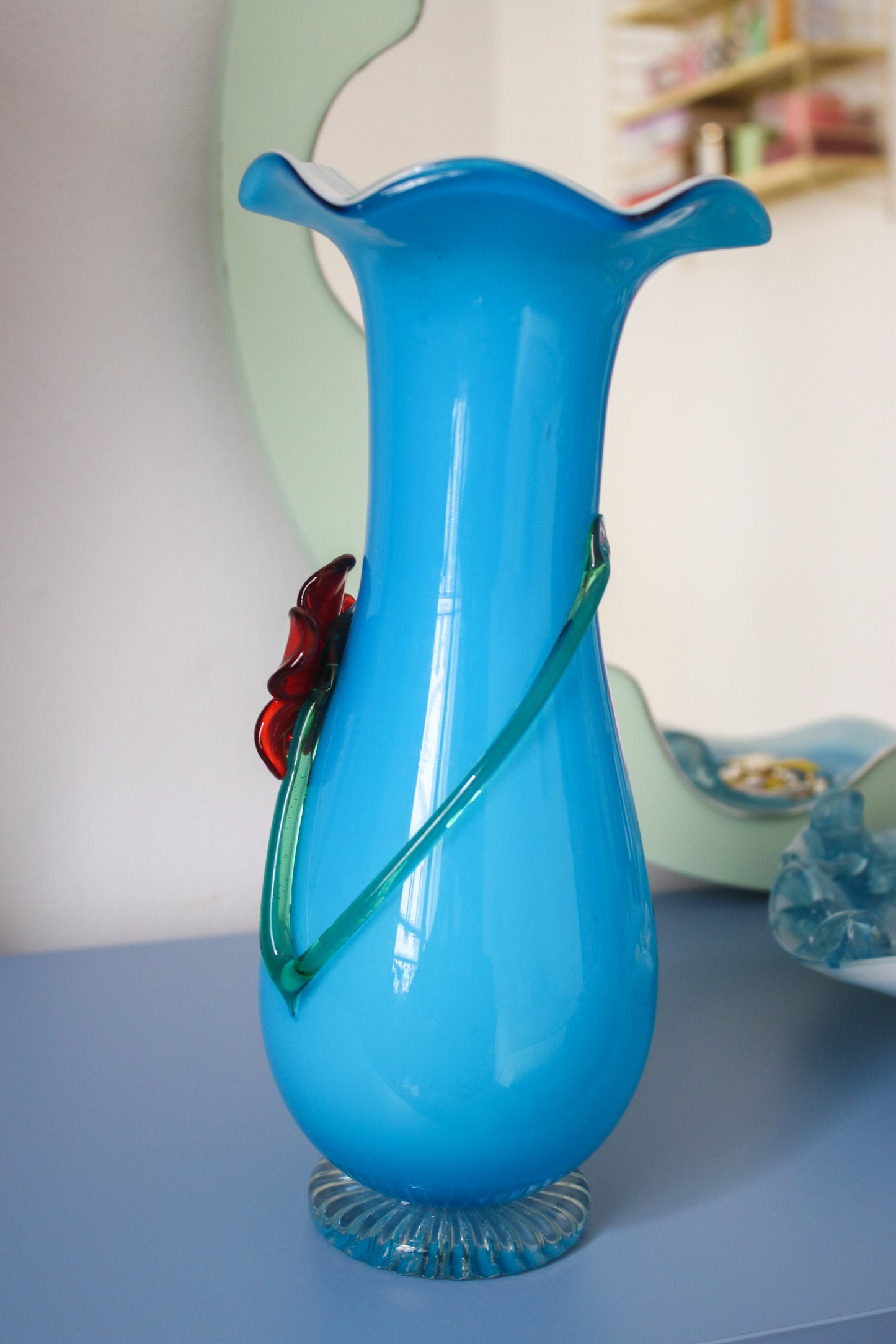 Vase bleu Murano fleur rouge