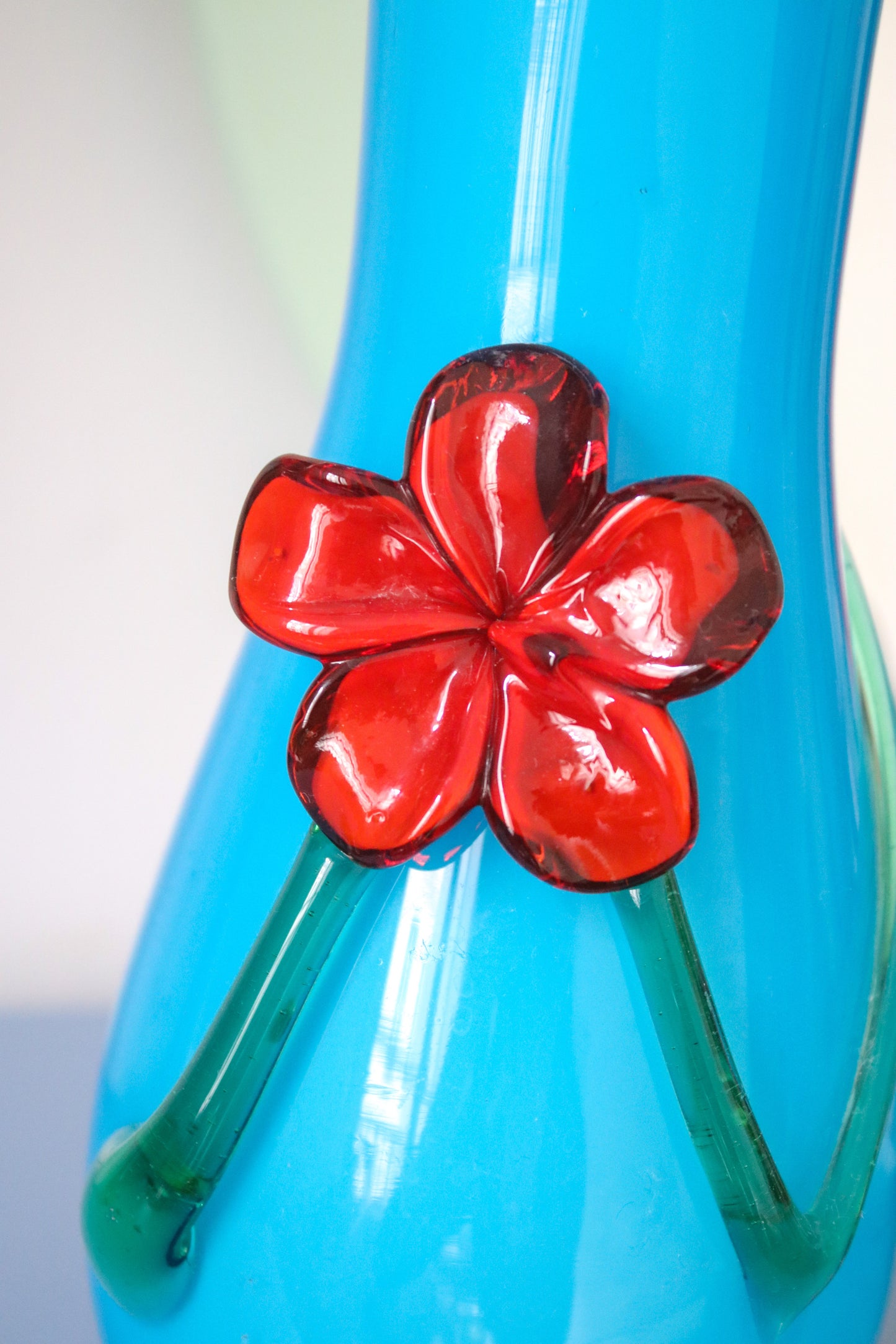Vase bleu Murano fleur rouge