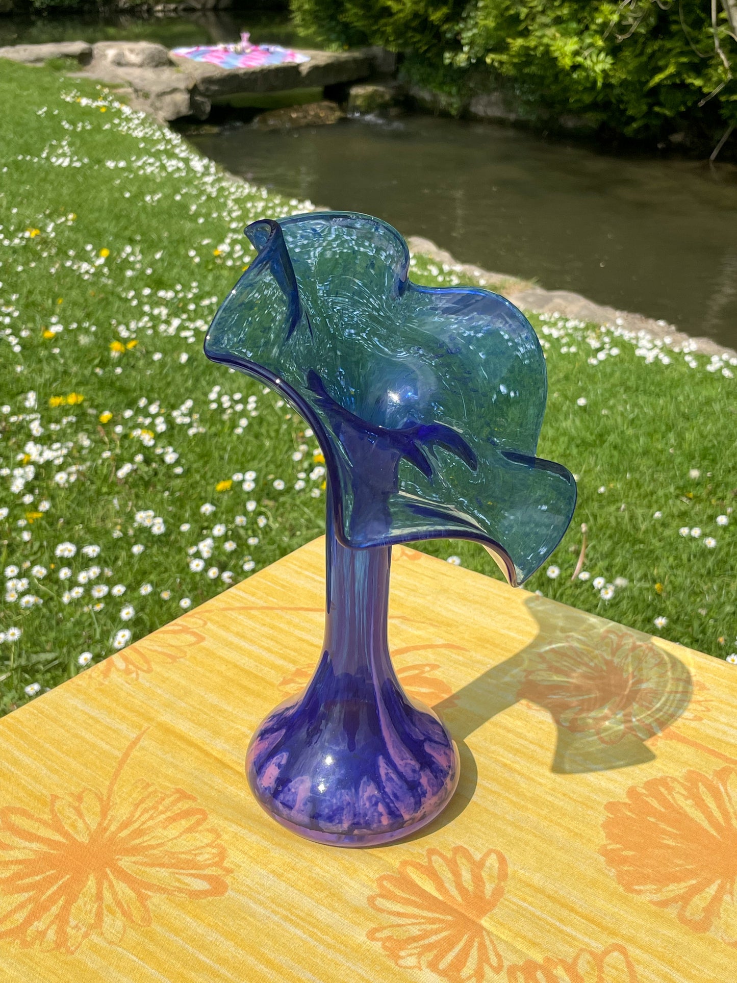 Vase Volubilis bleu et rose La Rochère