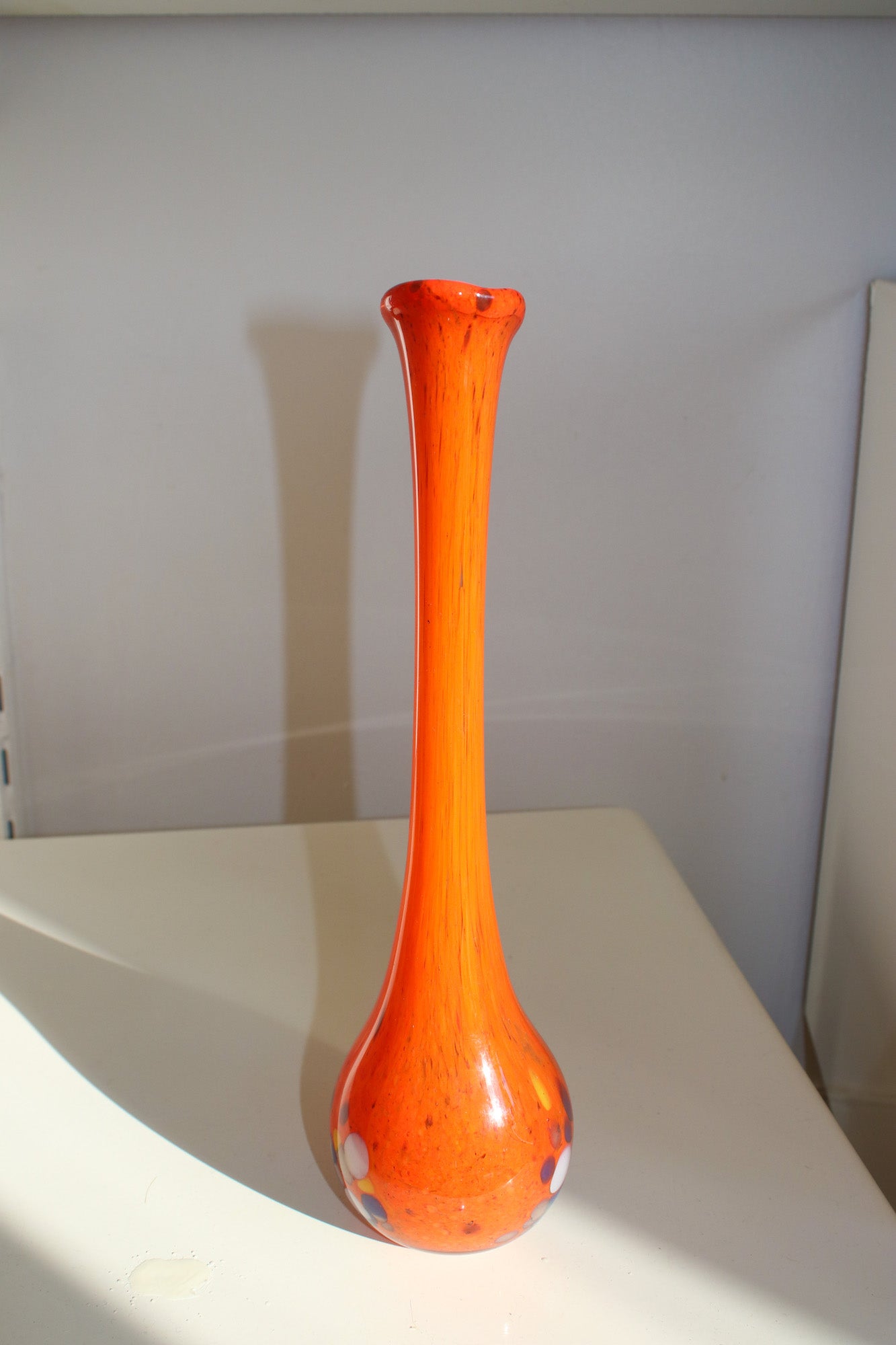 Long vase orange trompette