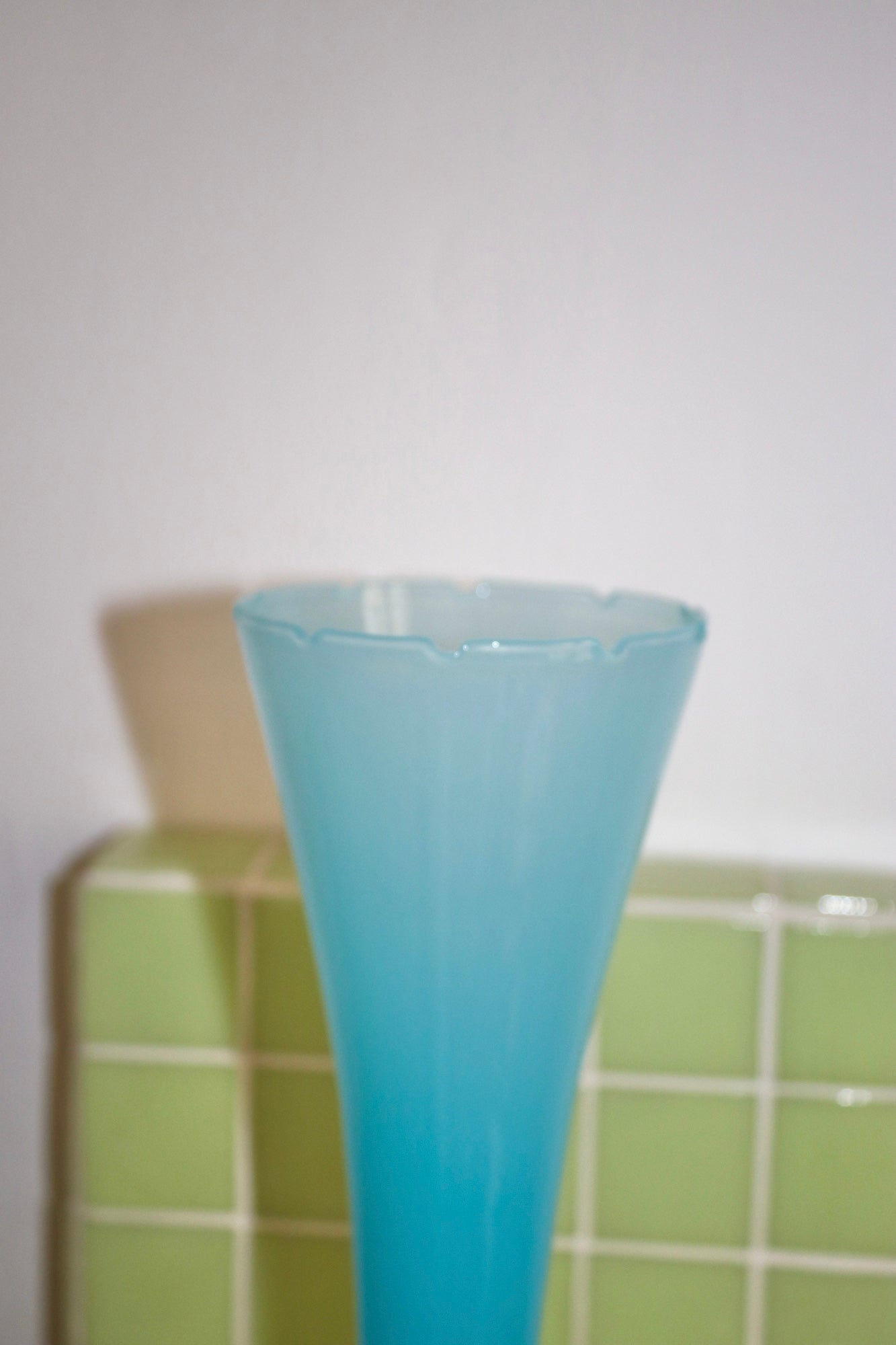 Vase bleu opaline