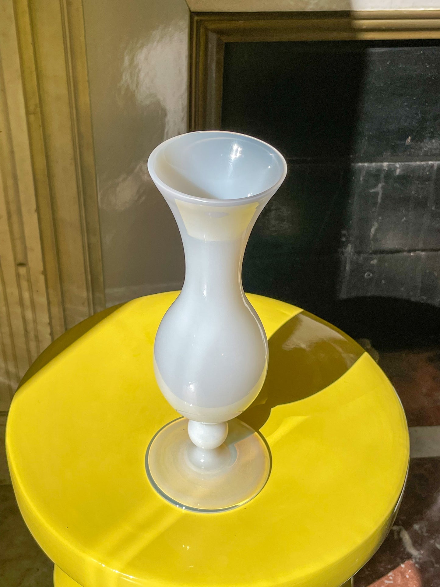 Vase opaline blanche
