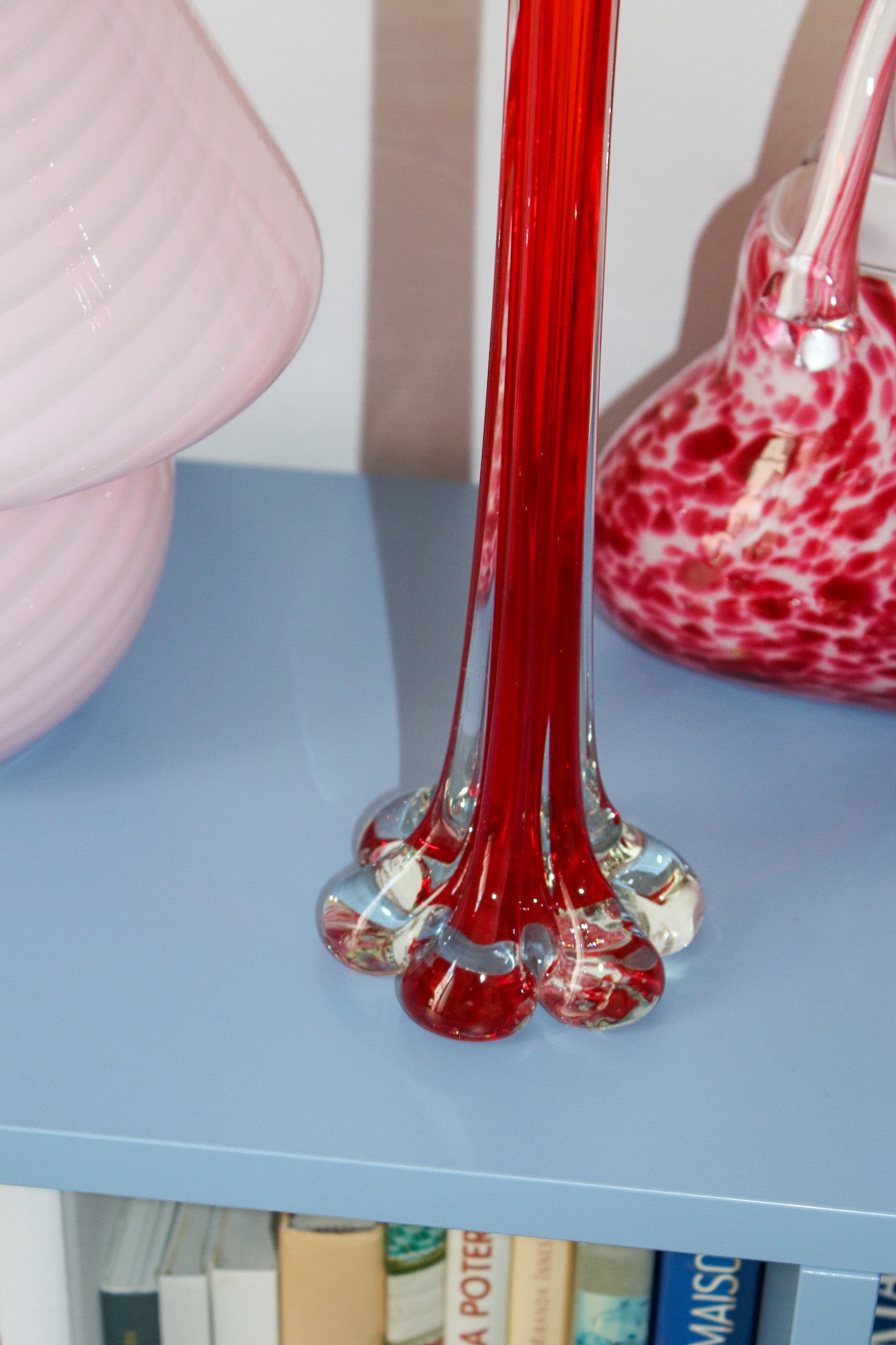 Long vase rouge pied marguerite