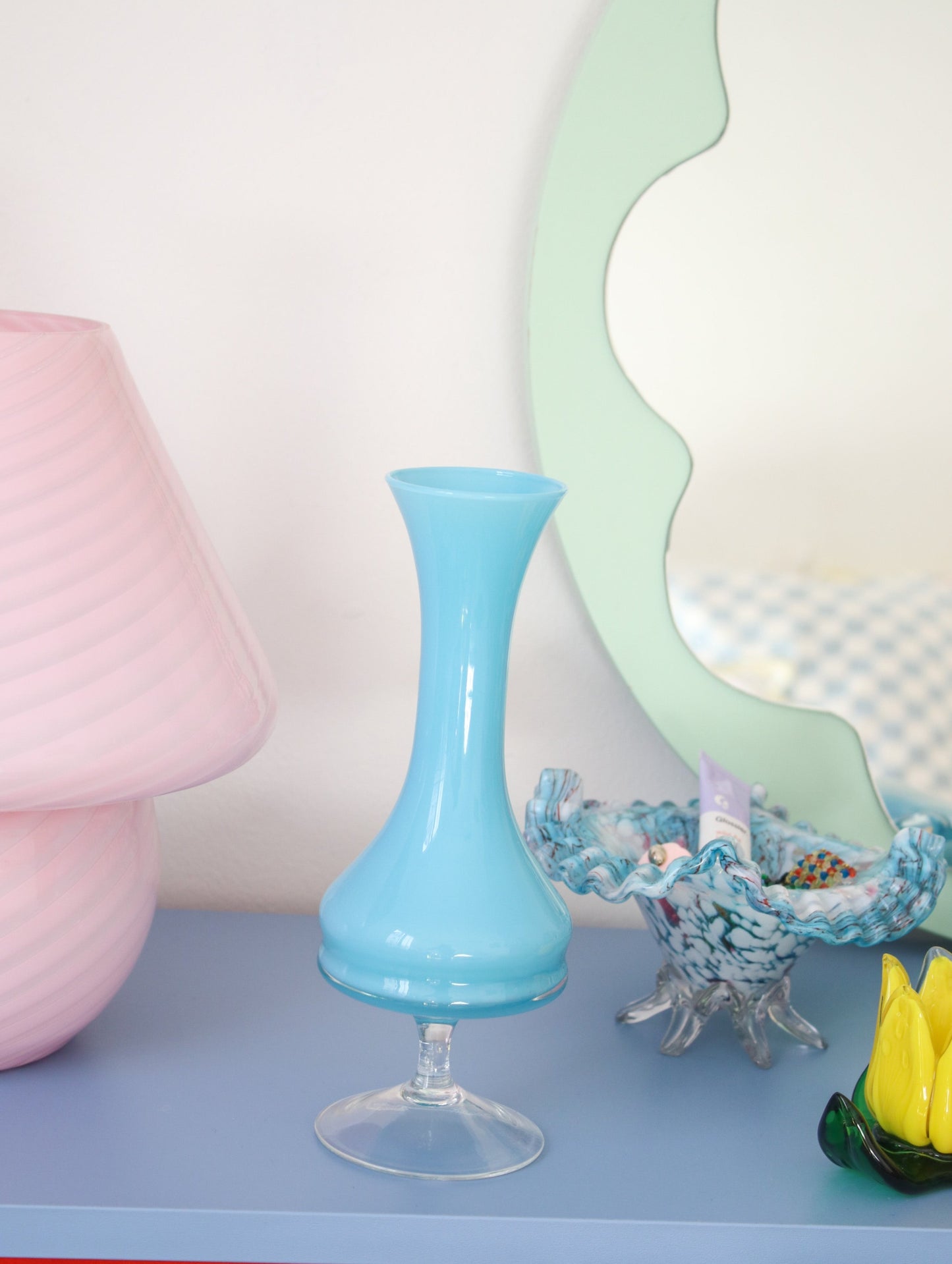 Vase opaline bleu corps cylindrique