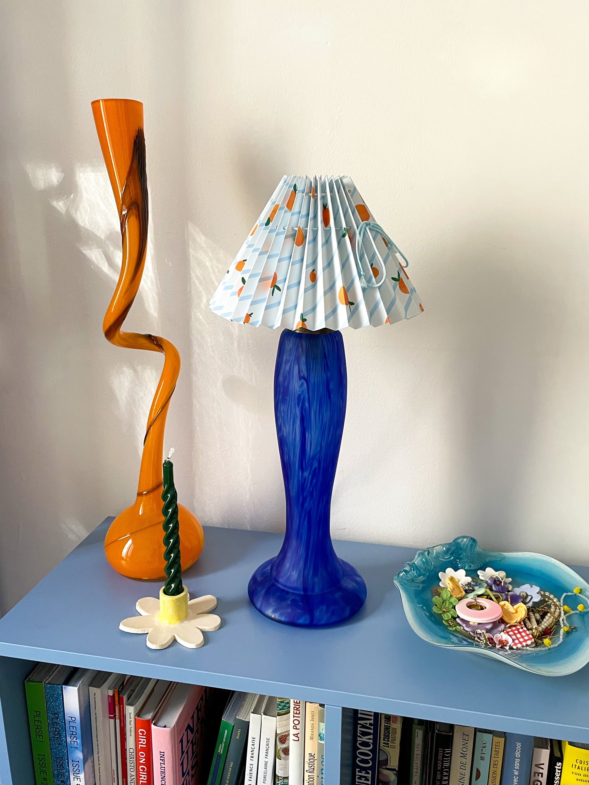 Lampe pâte de verre bleu et abat-jour plissé – Casa Viola